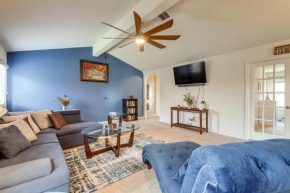 12 Mi to Beach Texas Gulf Coast Home with Fire Pit